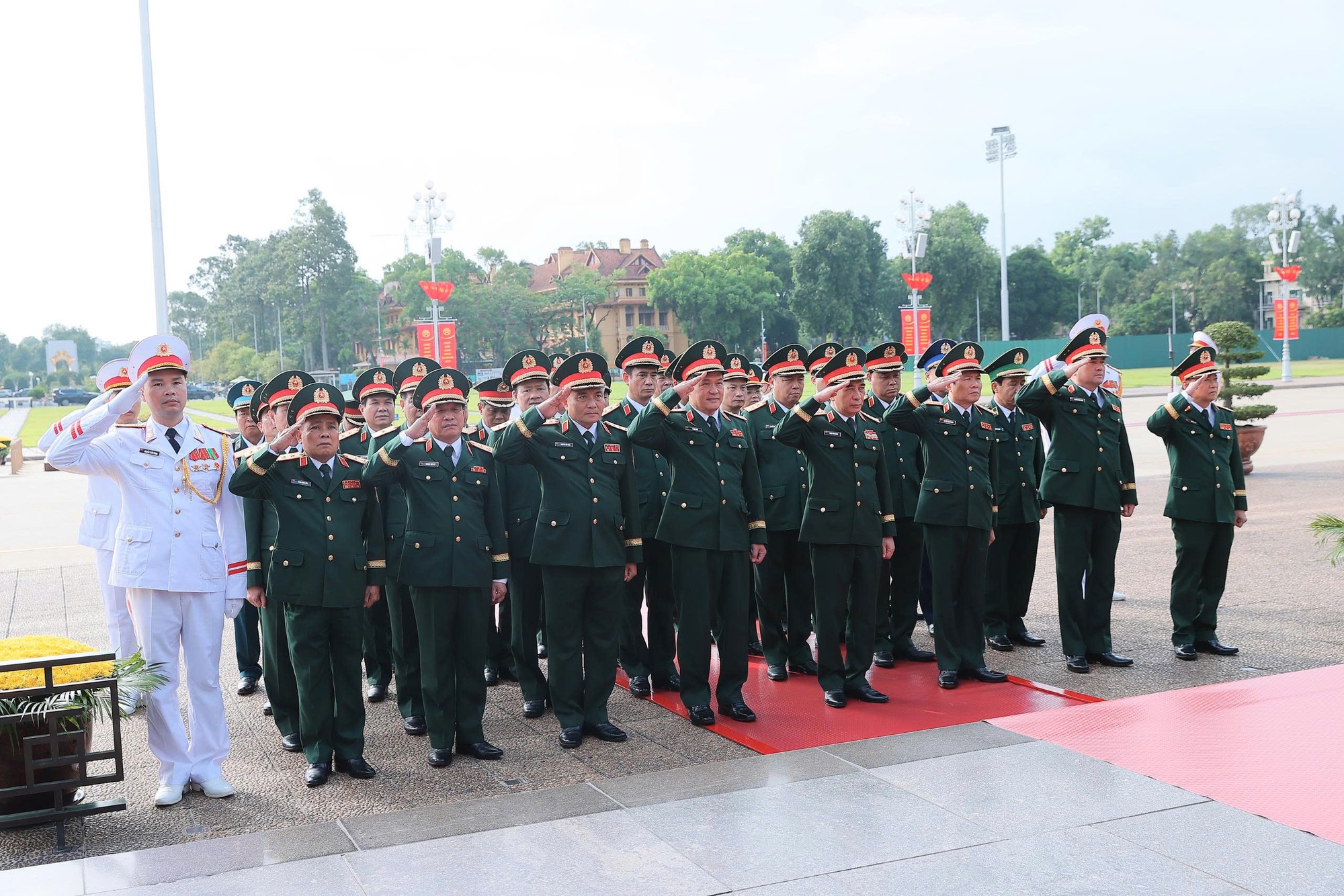 Đoàn đại biểu Quân ủy Trung ương và Bộ Quốc phòng đặt vòng hoa và vào Lăng viếng Chủ tịch Hồ Chí Minh