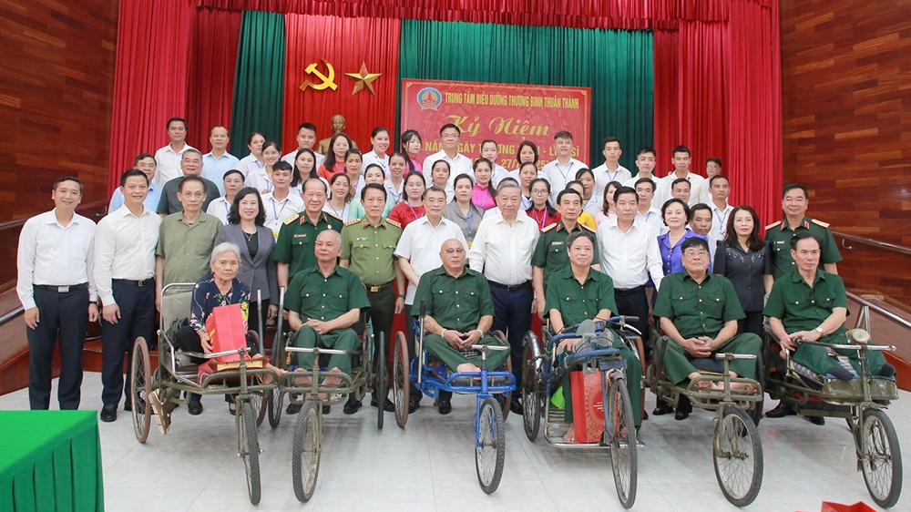 Tổng Bí thư Tô Lâm tặng quà thương binh nặng tại Trung tâm Điều dưỡng thương binh Thuận Thành (phường Ninh Xá, tỉnh Bắc Ninh) Tổng Bí thư Tô Lâm tặng quà thương binh nặng tại Trung tâm Điều dưỡng thương binh Thuận Thành (phường Ninh Xá, tỉnh Bắc Ninh)