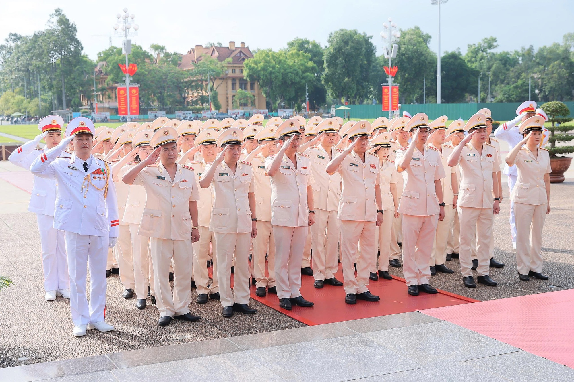 Đoàn đại biểu Đảng ủy Công an Trung ương và Bộ Công an đặt vòng hoa và vào Lăng viếng Chủ tịch Hồ Chí Minh