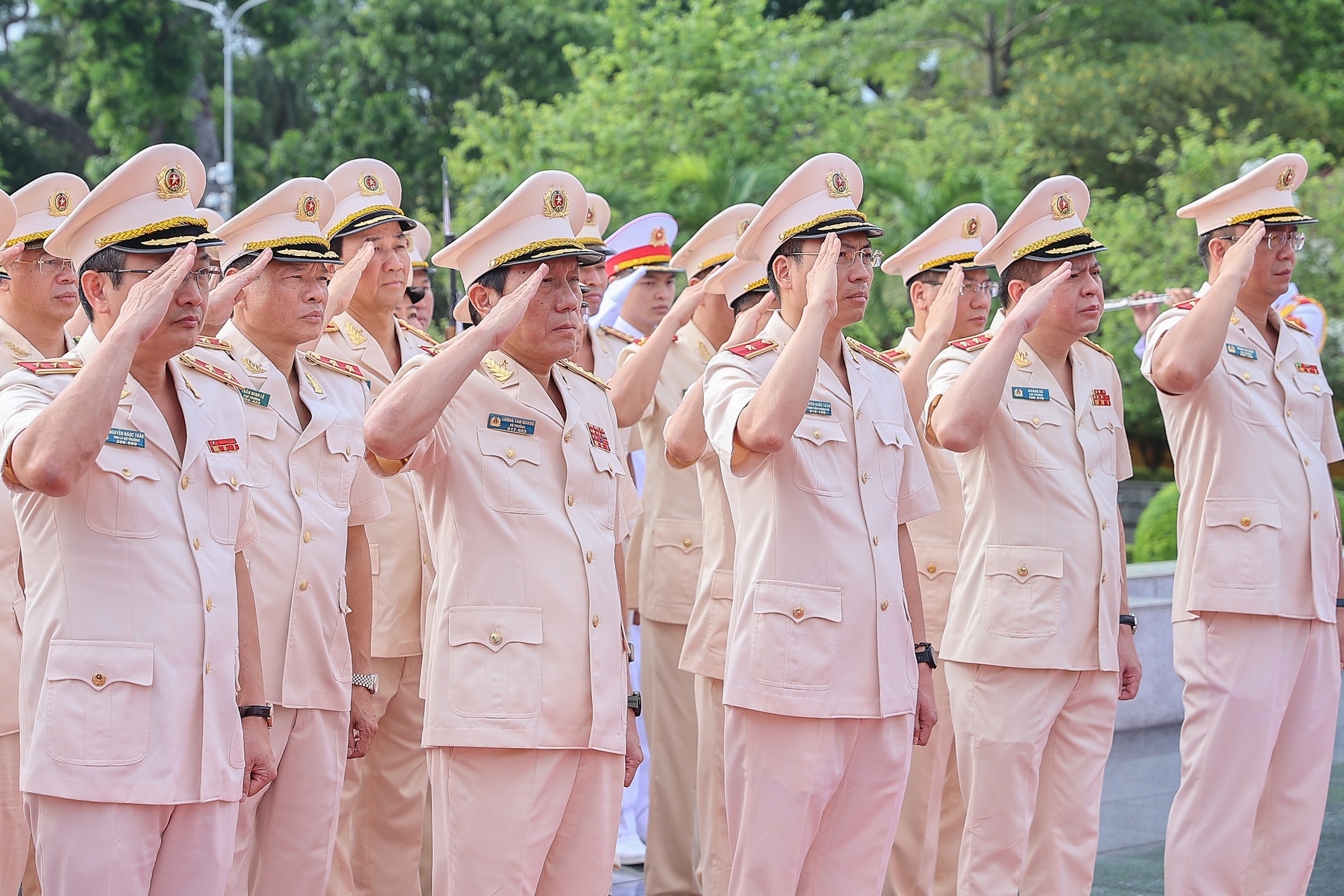 Đoàn đại biểu Đảng ủy Công an Trung ương và Bộ Công an tưởng niệm các anh hùng liệt sĩ