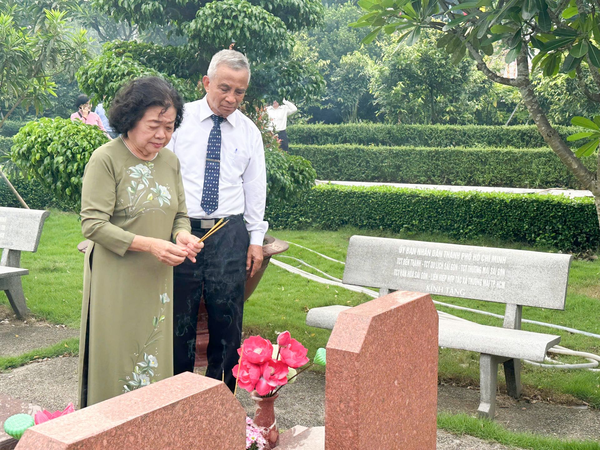 Bác Trương Mỹ Hoa và bác 