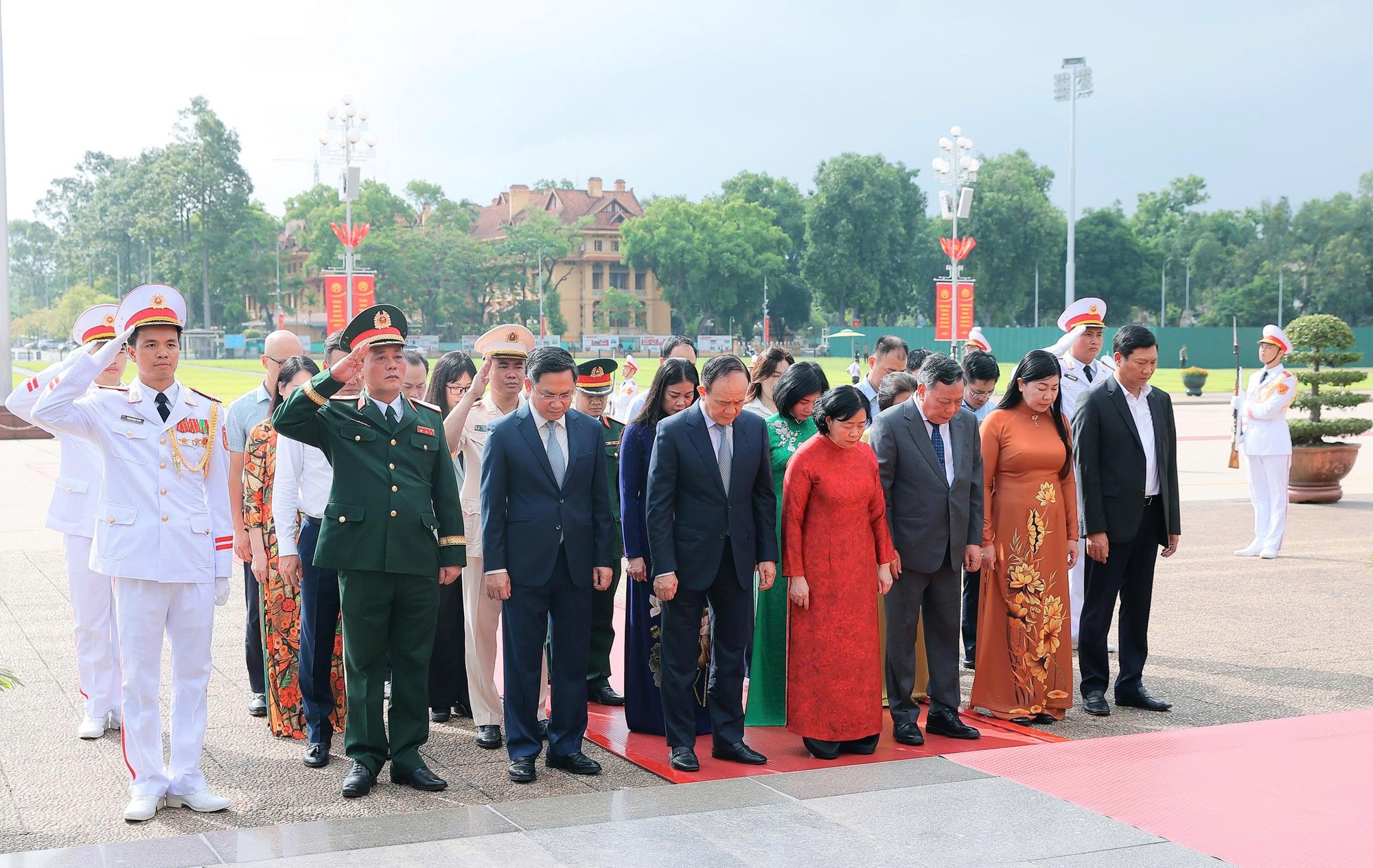 Đoàn đại biểu TP. Hà Nội đặt vòng hoa và vào Lăng viếng Chủ tịch Hồ Chí Minh