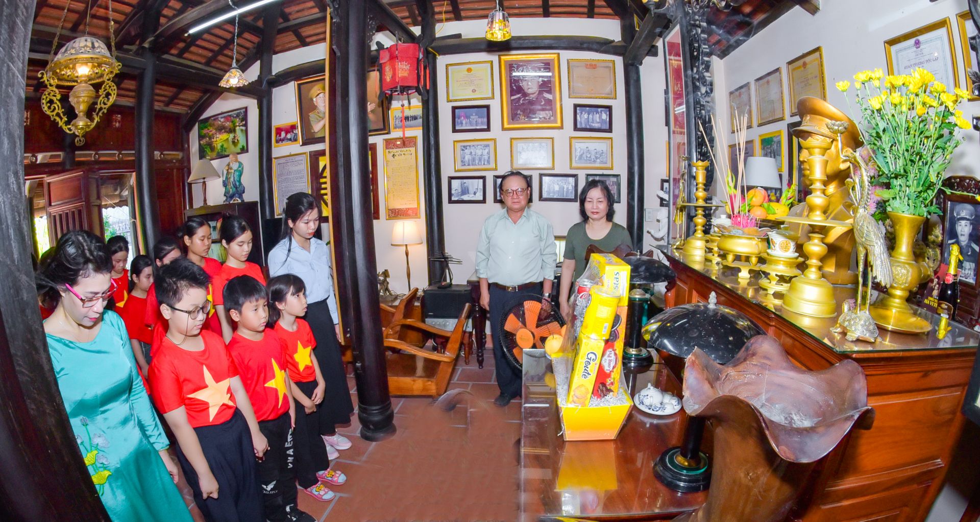 rở về ngôi nhà khi xưa cố Thiếu tướng Hà Vi Tùng sinh sống, làm việc với những kỷ vật lịch sử ý nghĩa