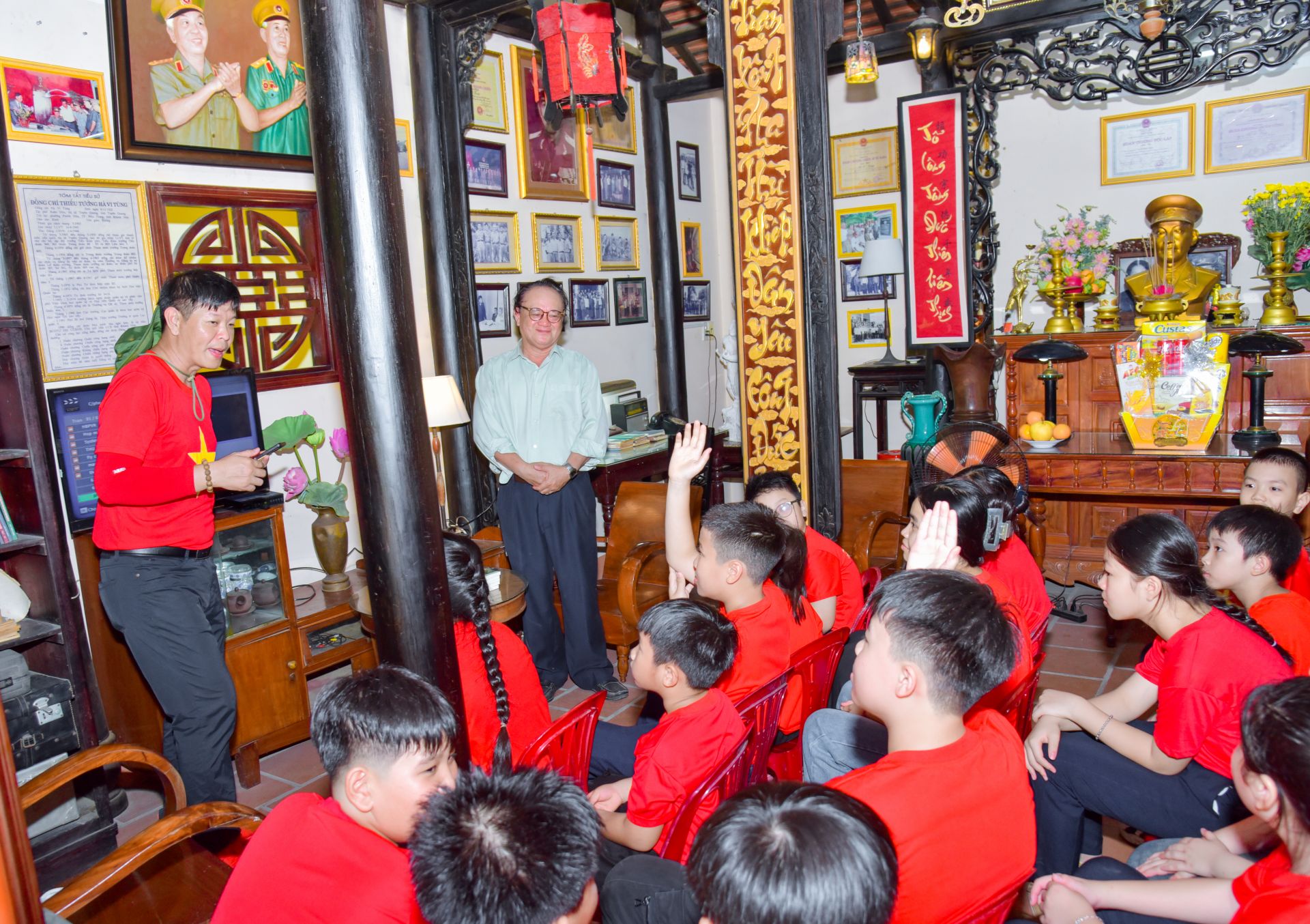 Các bạn học sinh tham gia chương trình giao lưu trả lời những câu hỏi lịch sử địa phương