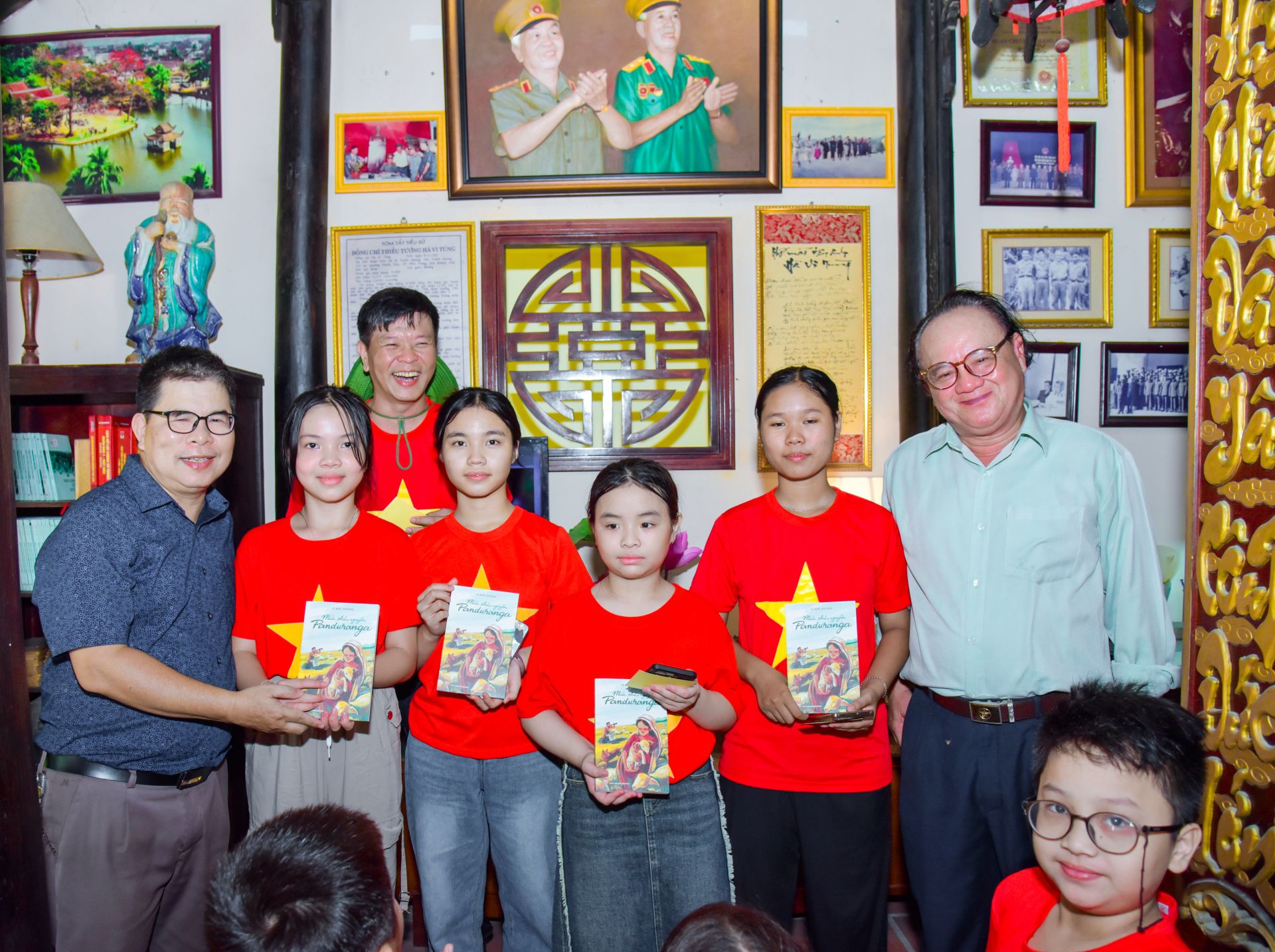 Được nhận quà tặng thú vị của Đại tá Hà Hoài Nam và nhà văn, nhà báo Lê Đức Dương