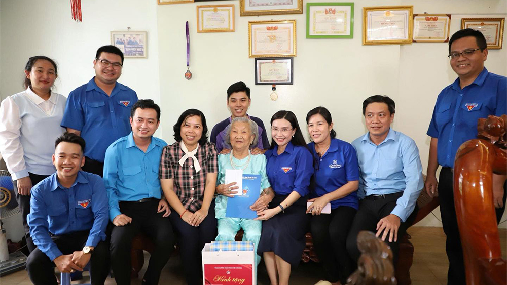 Bí thư T.Ư Đoàn Nguyễn Phạm Duy Trang thăm và tặng quà Mẹ VN anh hùng Trần Thị Tư (Khu phố 13, P. Hiệp Bình, TP.HCM) Bí thư T.Ư Đoàn Nguyễn Phạm Duy Trang thăm và tặng quà Mẹ VN anh hùng Trần Thị Tư (Khu phố 13, P. Hiệp Bình, TP.HCM)
