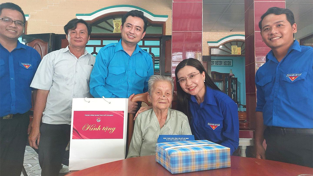 Bí thư T.Ư Đoàn tri ân các Mẹ Việt Nam anh hùng nhân ngày 27/7
