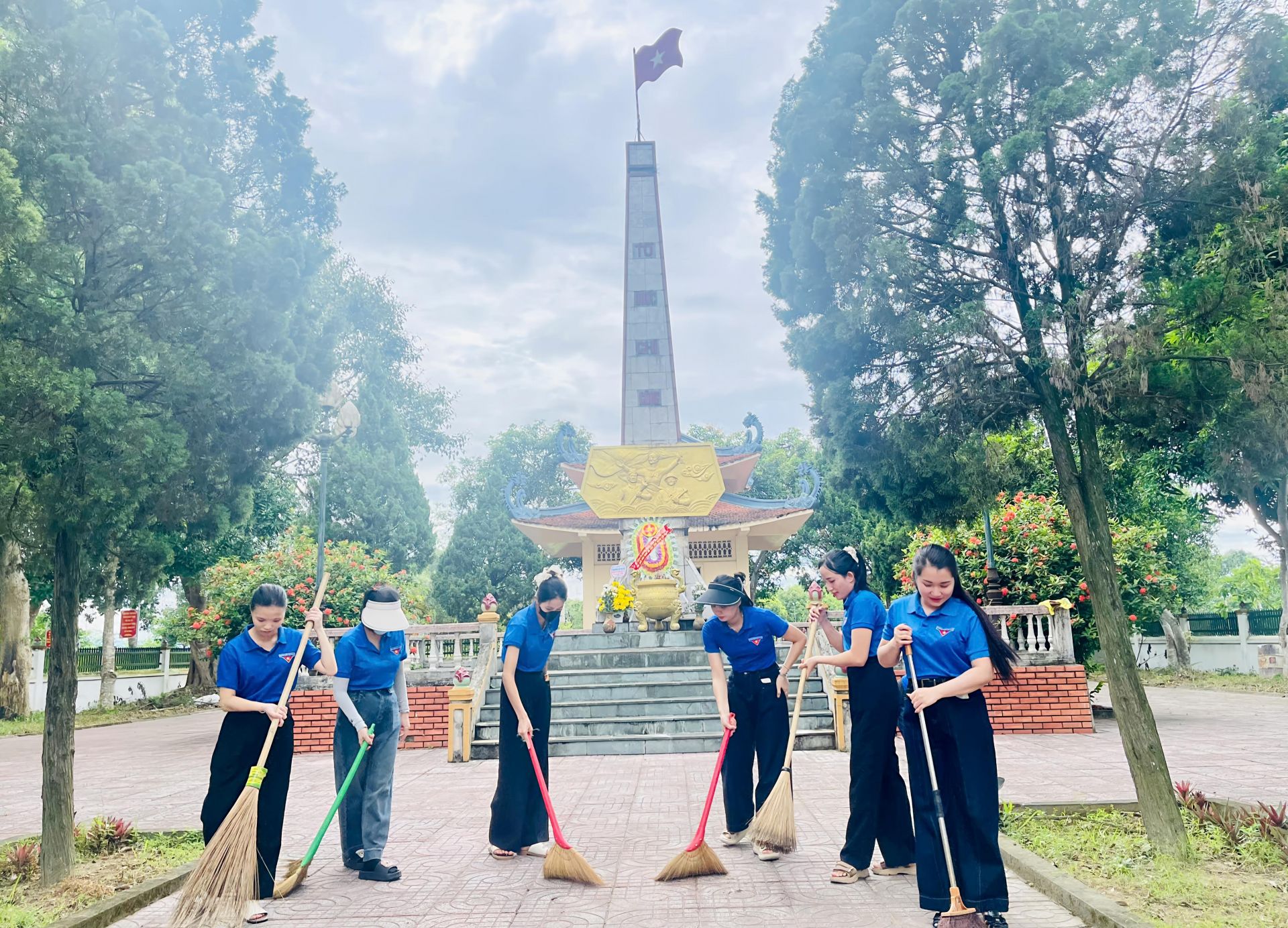 đoàn viên Chi đoàn còn tham gia tích cực vào hoạt động dọn vệ sinh, dâng hương tưởng niệm tại Đài tưởng niệm liệt sĩ Thị trấn Đức Thọ đoàn viên Chi đoàn còn tham gia tích cực vào hoạt động dọn vệ sinh, dâng hương tưởng niệm tại Đài tưởng niệm liệt sĩ Thị trấn Đức Thọ