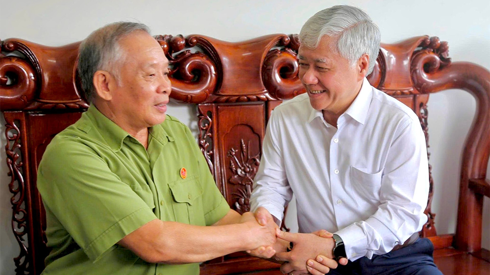 Chủ tịch Đỗ Văn Chiến trò chuyện, biểu dương tinh thần gương mẫu của thương binh Lưu Trung Sinh (SN 1950, tổ Lê Duẩn 1, phường Kiến An, TP Hải Phòng) Chủ tịch Đỗ Văn Chiến trò chuyện, biểu dương tinh thần gương mẫu của thương binh Lưu Trung Sinh (SN 1950, tổ Lê Duẩn 1, phường Kiến An, TP Hải Phòng)