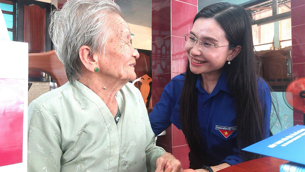 Chị Nguyễn Phạm Duy Trang cùng đoàn công tác thăm và tặng quà Mẹ Việt Nam anh hùng Trần Thị Tư (ấp An Mỹ, P. Thuận An, TP.HCM) Chị Nguyễn Phạm Duy Trang cùng đoàn công tác thăm và tặng quà Mẹ Việt Nam anh hùng Trần Thị Tư (ấp An Mỹ, P. Thuận An, TP.HCM)