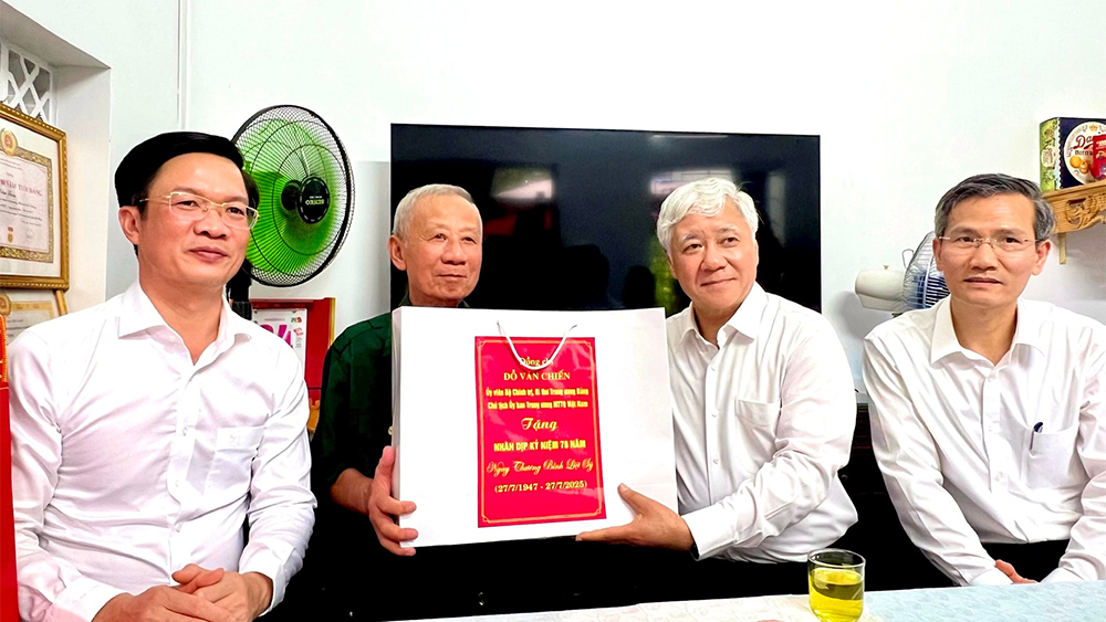 Chủ tịch Đỗ Văn Chiến thăm và tặng quà tri ân ông Lê Văn Thao (SN 1953, tổ dân phố Vĩnh Khê, phường An Hải, TP Hải Phòng) Chủ tịch Đỗ Văn Chiến thăm và tặng quà tri ân ông Lê Văn Thao (SN 1953, tổ dân phố Vĩnh Khê, phường An Hải, TP Hải Phòng)