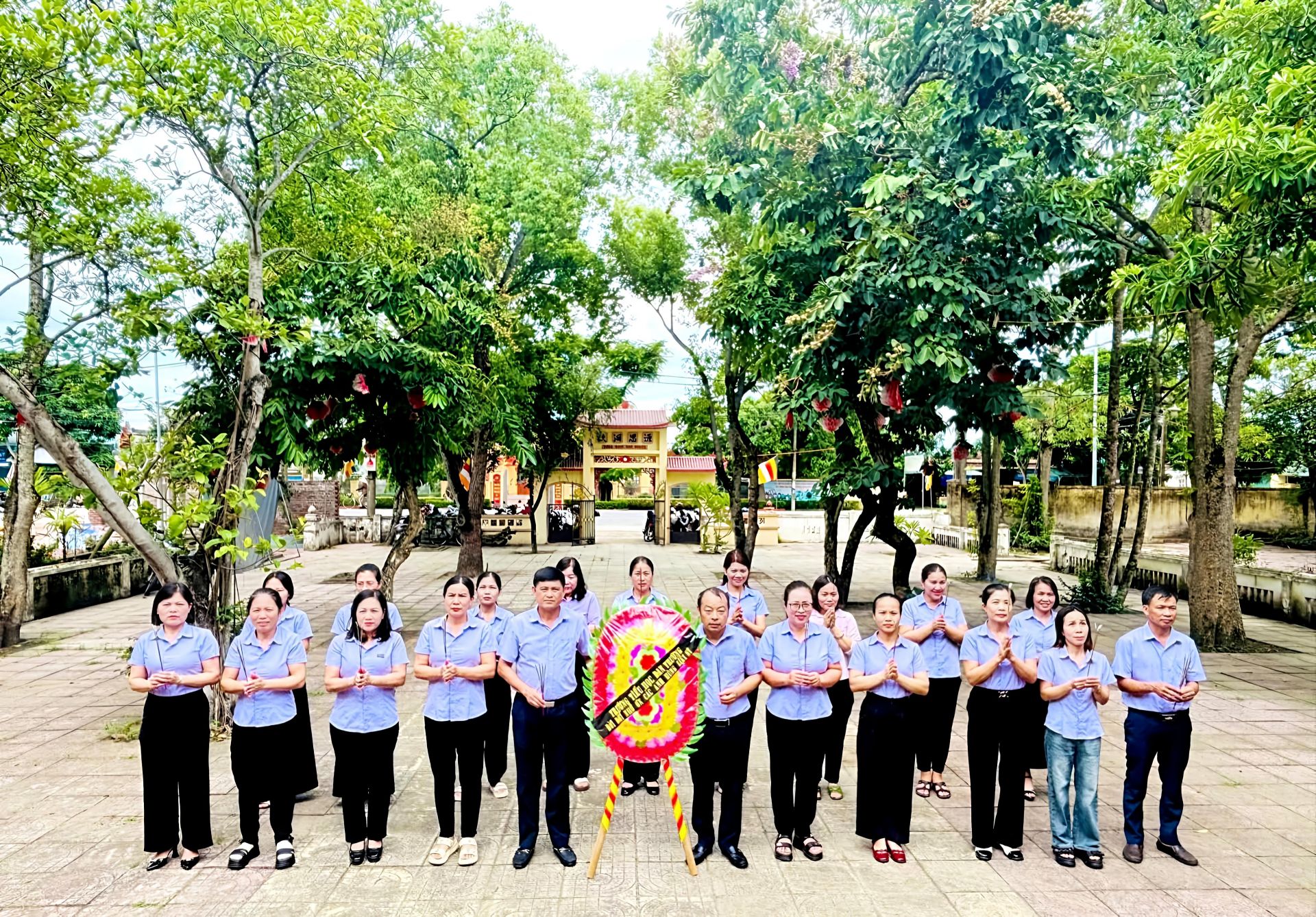 trường Tiểu học Đan Trường (tỉnh Hà Tĩnh) cũng đã tổ chức dâng hoa, dâng hương tưởng niệm các Anh hùng liệt sĩ tại nghĩa trang Liệt sĩ xã Đan Hải trường Tiểu học Đan Trường (tỉnh Hà Tĩnh) cũng đã tổ chức dâng hoa, dâng hương tưởng niệm các Anh hùng liệt sĩ tại nghĩa trang Liệt sĩ xã Đan Hải