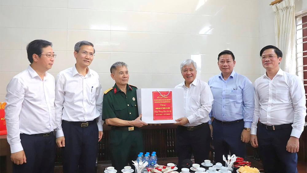 Chủ tịch Ủy ban T.Ư MTTQ Việt Nam thăm, tặng quà tri ân các gia đình có công tại Hải Phòng