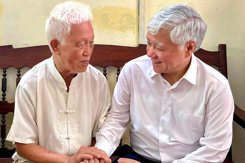 Chủ tịch Đỗ Văn Chiến thăm hỏi, động viên ông Nguyễn Văn Lộc (SN 1945, phường Gia Viên, TP Hải Phòng) Chủ tịch Đỗ Văn Chiến thăm hỏi, động viên ông Nguyễn Văn Lộc (SN 1945, phường Gia Viên, TP Hải Phòng)