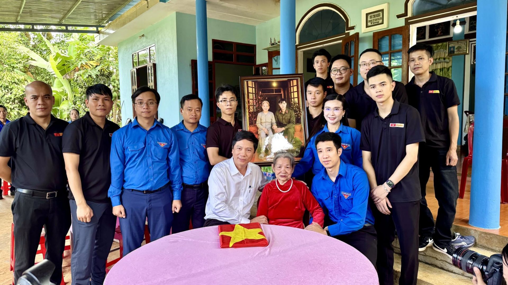 Đoàn công tác của T.Ư Đoàn thăm mẹ Việt Nam Anh hùng Lê Thị Mót Đoàn công tác của T.Ư Đoàn thăm mẹ Việt Nam Anh hùng Lê Thị Mót