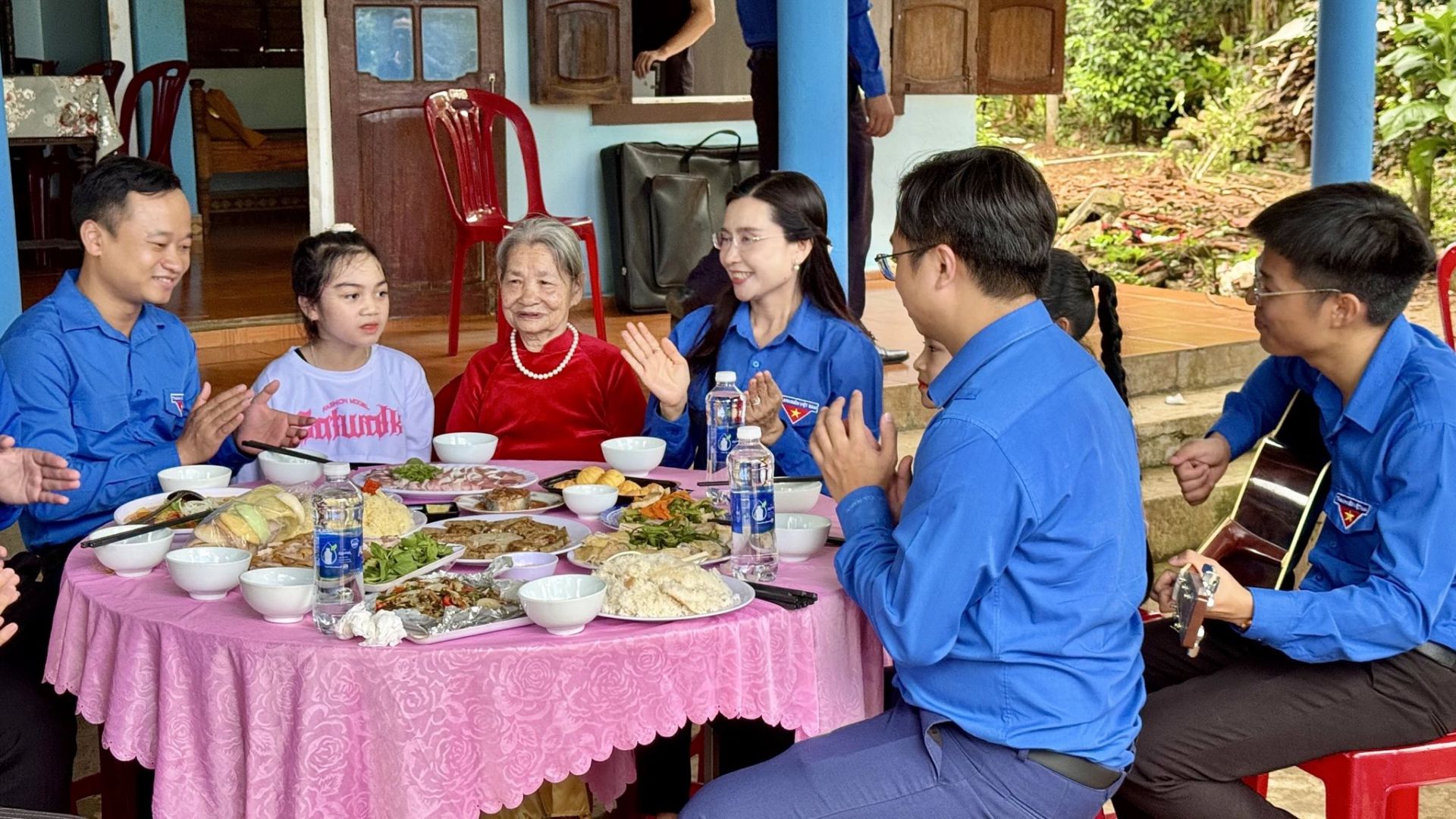 Chị Nguyễn Phạm Duy Trang cùng các đoàn viên, thanh niên cùng mẹ Mót Chị Nguyễn Phạm Duy Trang cùng các đoàn viên, thanh niên cùng mẹ Mót
