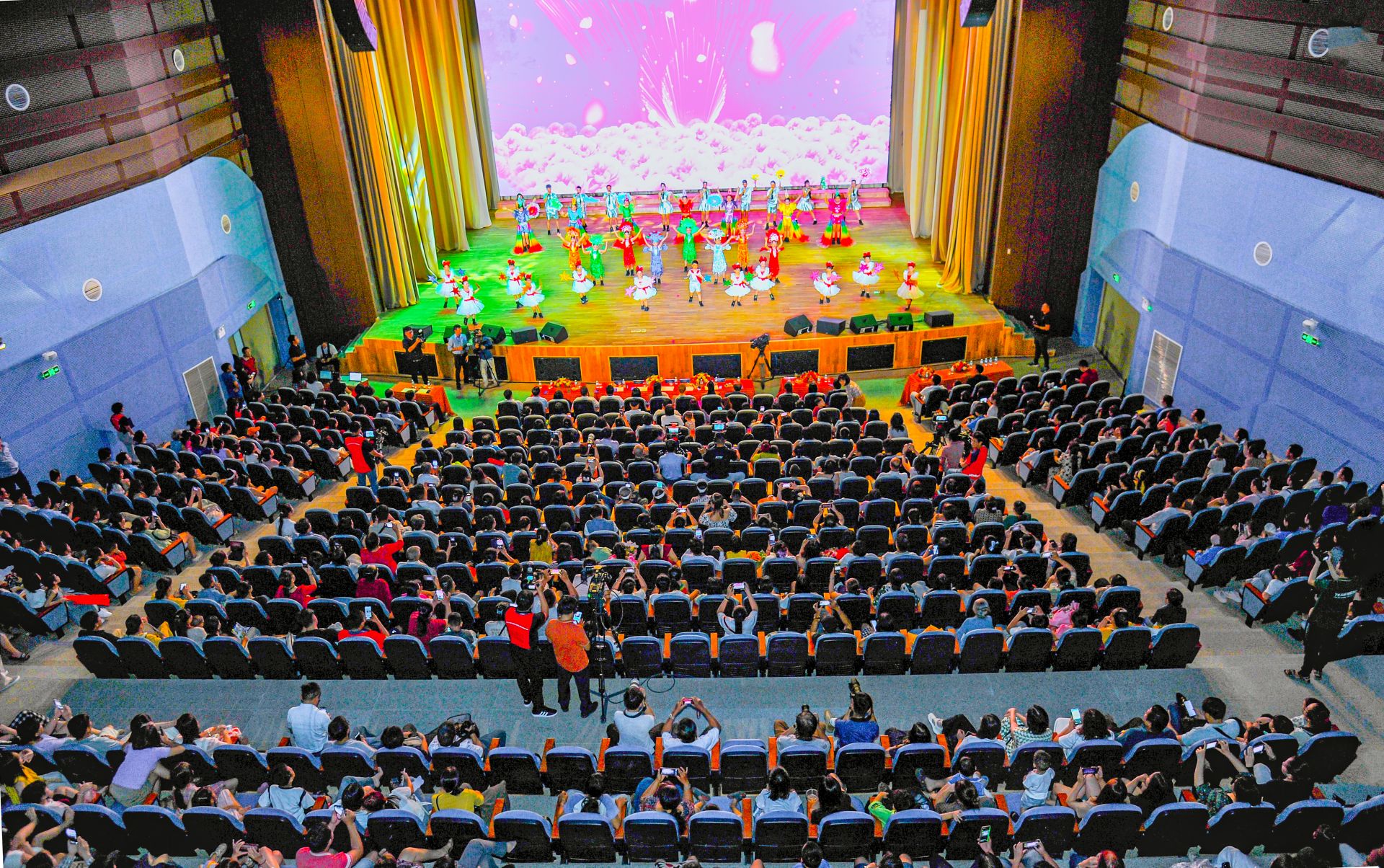 Sân khấu cuộc thi MC nhí