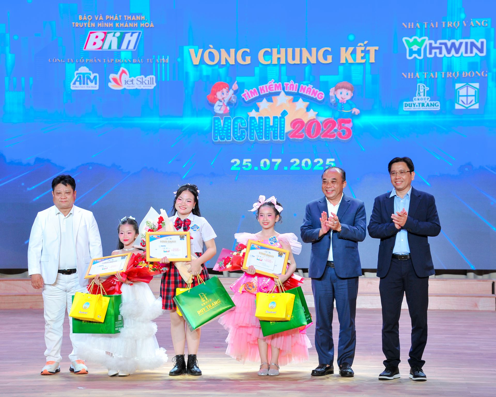 Ban tổ chức trao giải Ba cho các thí sinh