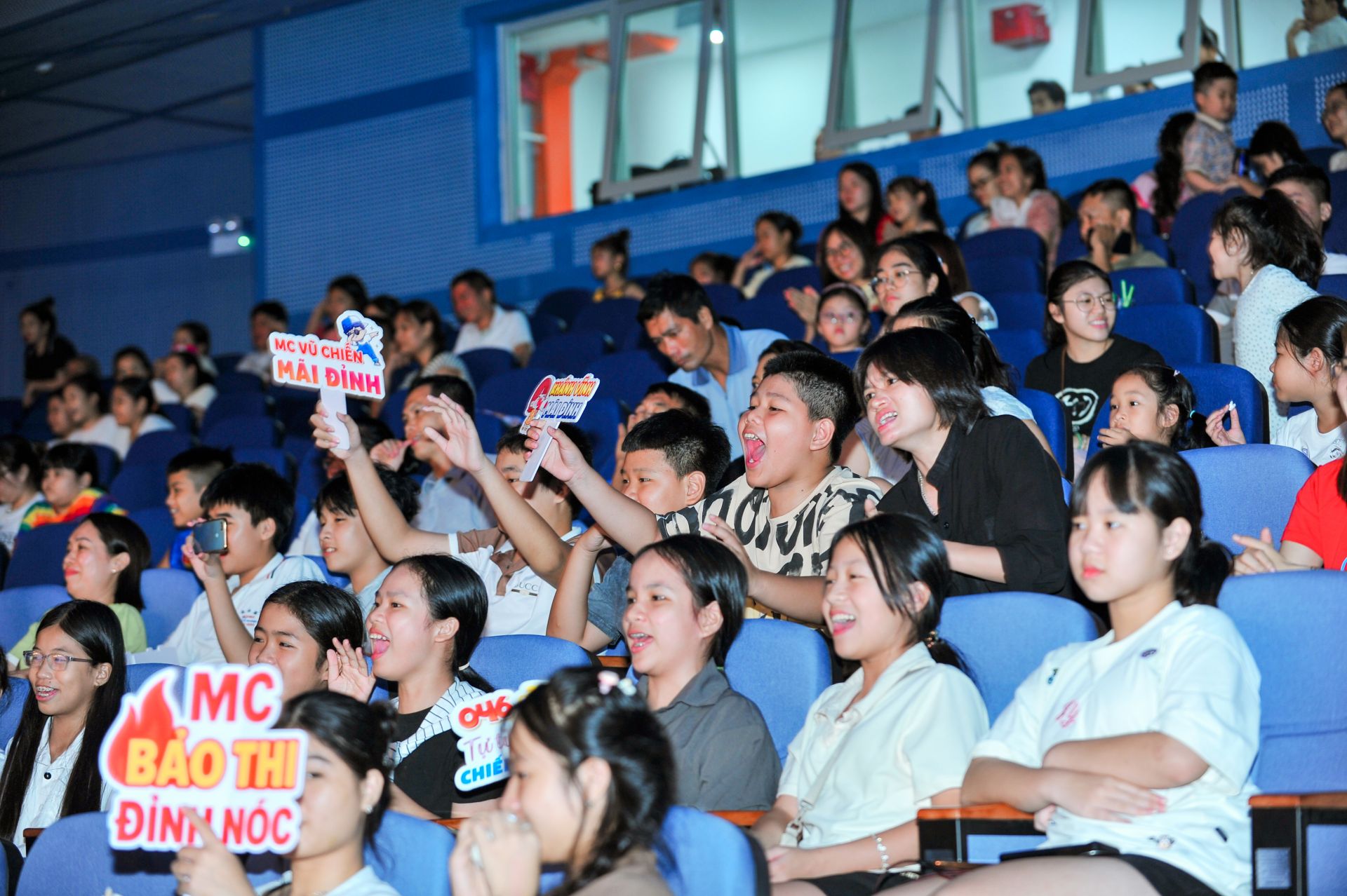 Đông đảo khán giả đến cổ vũ cho các MC nhí