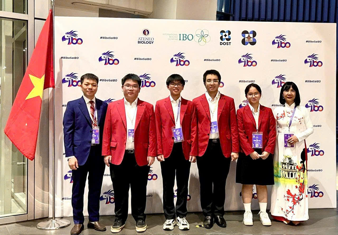 Đội tuyển IBO 2025 (từ trái sang phải): PGS.TS. Đinh Đoàn Long, Trưởng đoàn; em Nguyễn Lương Thái Duy (Huy chương Vàng); Em Nguyễn Hữu Thành (Huy chương Bạc); Em Bùi Hoàng Đại Dương (Huy chương Bạc); Em Lê Hoàng Kiều Anh (Huy chương Đồng); PGS.TS Lê Thị Phương Hoa, Phó Trưởng đoàn. Đội tuyển IBO 2025 (từ trái sang phải): PGS.TS. Đinh Đoàn Long, Trưởng đoàn; em Nguyễn Lương Thái Duy (Huy chương Vàng); Em Nguyễn Hữu Thành (Huy chương Bạc); Em Bùi Hoàng Đại Dương (Huy chương Bạc); Em Lê Hoàng Kiều Anh (Huy chương Đồng); PGS.TS Lê Thị Phương Hoa, Phó Trưởng đoàn.