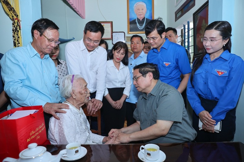 Thủ tướng và đoàn công tác đã kính tặng Mẹ Đào Thị Vui những bức ảnh, đoạn phim tái hiện hình ảnh Mẹ bên người con trai duy nhất, được thực hiện bằng công nghệ trí tuệ nhân tạo (AI)