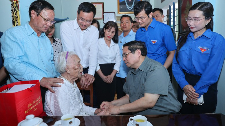 Thủ tướng thăm Mẹ Việt Nam anh hùng, dâng hương tại Thành cổ Quảng Trị và Nghĩa trang Đường 9