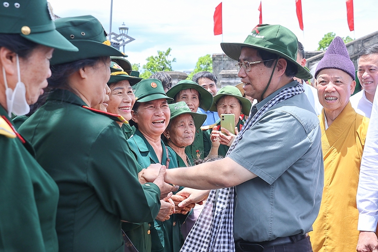 Thủ tướng Phạm Minh Chính thăm hỏi các cực chiến binh, thanh niên xung phong tại Di tích quốc gia đặc biệt Thành cổ Quảng Trị