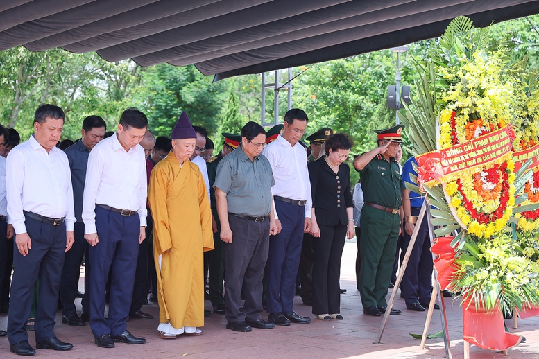 Thủ tướng Phạm Minh Chính và Đoàn công tác tưởng nhớ, tri ân công lao to lớn của các anh hùng, liệt sĩ đã anh dũng hy sinh trong chiến dịch 81 ngày đêm (28/6 - 16/9/1972) chiến đấu và bảo vệ thị xã Quảng Trị, Thành cổ Quảng Trị 