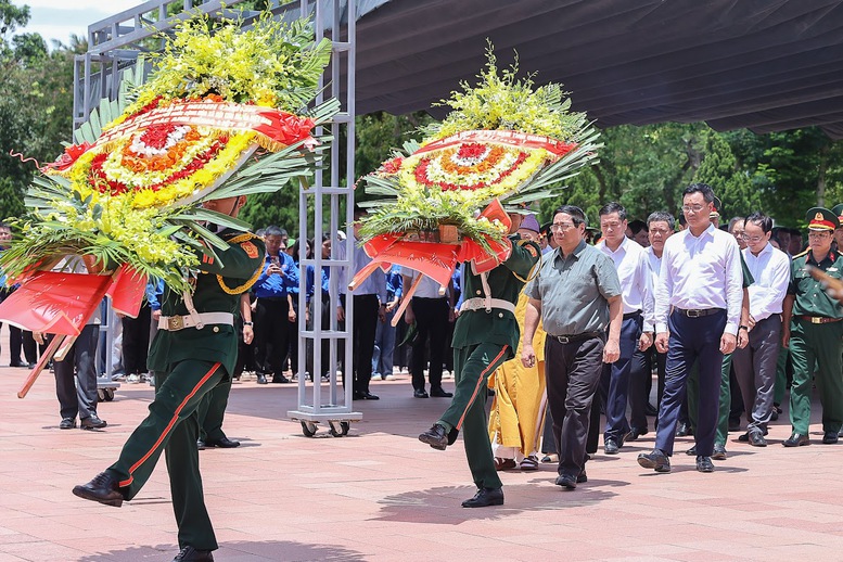 Thủ tướng dâng hoa tại Thành cổ Quảng Trị