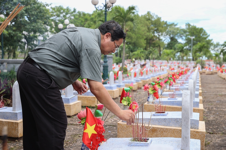 Thủ tướng Phạm Minh Chính thắp hương tại Nghĩa trang Liệt sĩ quốc gia Đường 9