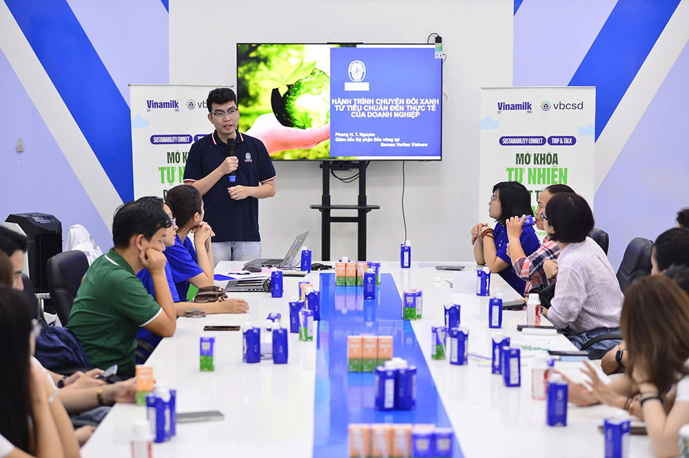 Ông Phong lấy ví dụ từ chính sáng kiến sấy cỏ tại trang trại, không chỉ giúp Vinamilk tự chủ hơn, mà đồng thời kiểm soát và giảm lượng lớn phát thải khí nhà kính từ quá trình sản xuất, vận chuyển nếu nhập khẩu từ nước ngoài. Hay việc kết hợp chặt chẽ cùng nông dân, sẽ giúp Vinamilk quản lý tốt hơn về lượng phát thải khí nhà kính trong chuỗi cung ứng của mình trong tương lai.