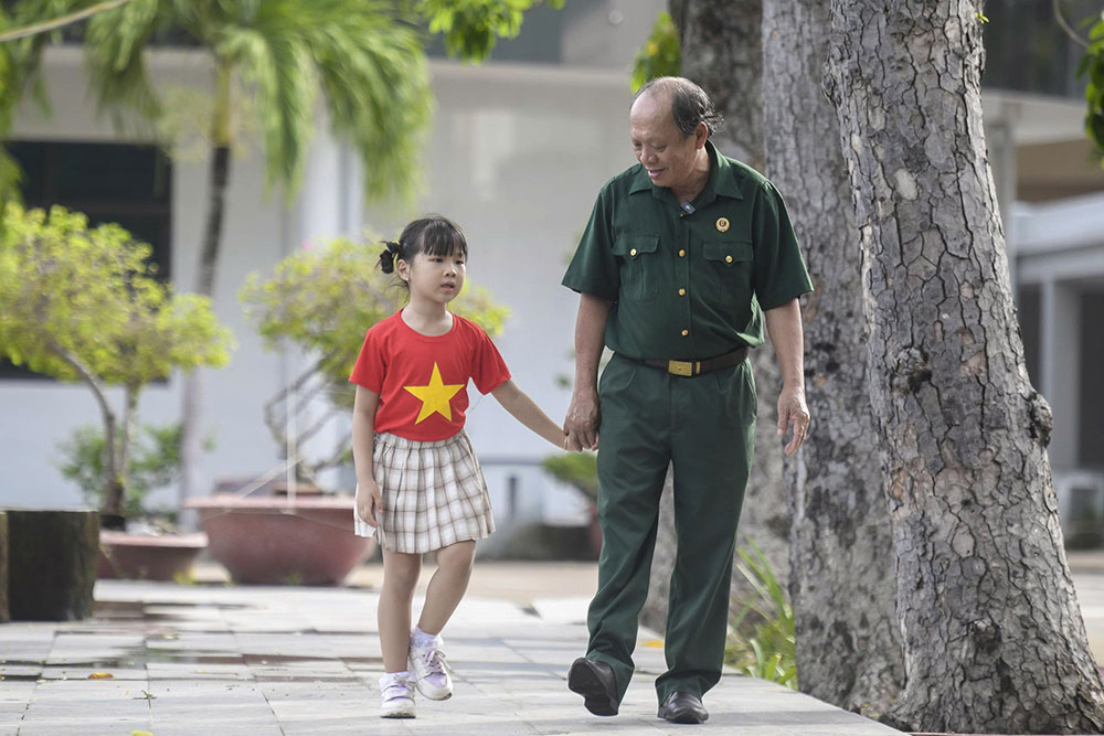 Thượng sĩ Nguyễn Chí Tường cùng con một nhân viên Vinamilk tại Trung tâm Điều dưỡng Thương binh và Người có công Long Đất