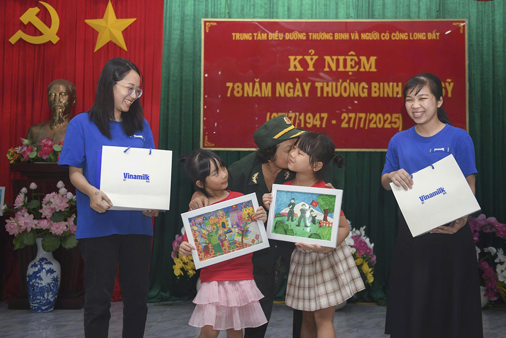 Những bức tranh do con em nhân viên Vinamilk vẽ trở thành cầu nối gắn kết quá khứ với tương lai