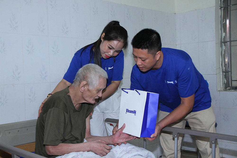 Góp phần chăm sóc sức khỏe thể chất cho những anh hùng của đất nước, Vinamilk dành tặng những món quà dinh dưỡng thiết thực như sữa tươi Vinamilk 100%, sữa hỗ trợ ăn ngủ ngon Sure Prevent Gold…