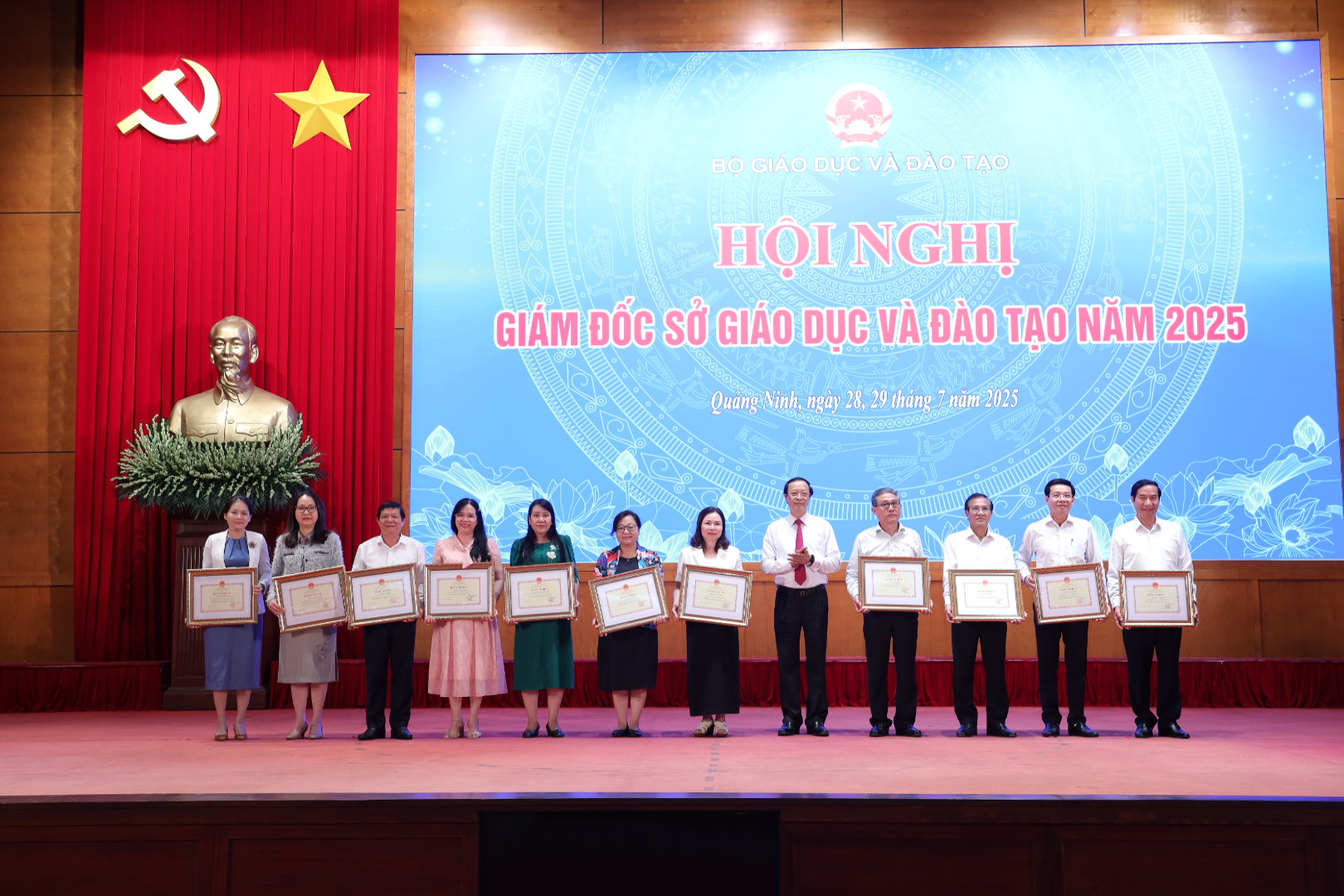 Đổi mới tư duy, phương thức quản lý giáo dục