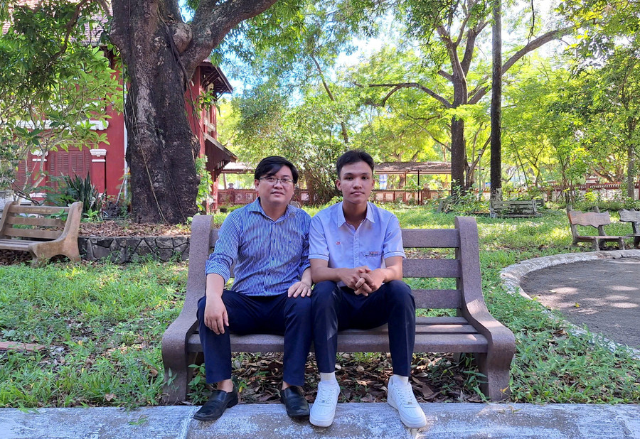 Thầy giáo chủ nhiệm Phạm Nguyên Tuấn Hải và cậu học trò Trương Văn Hùng Thầy giáo chủ nhiệm Phạm Nguyên Tuấn Hải và cậu học trò Trương Văn Hùng