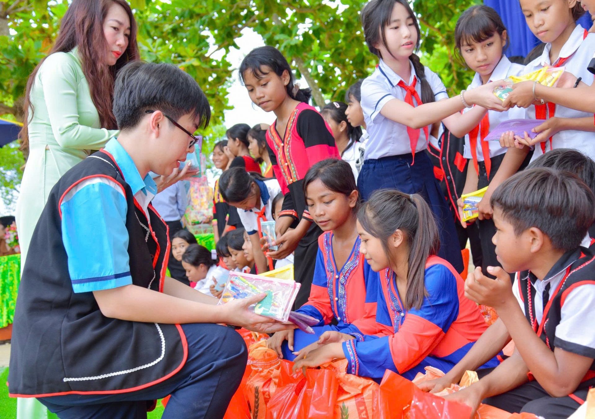 Gia đình nhà hảo tâm cô Diễm Chi cùng anh Quang Minh tặng quà cho các bạn nhỏ trường.