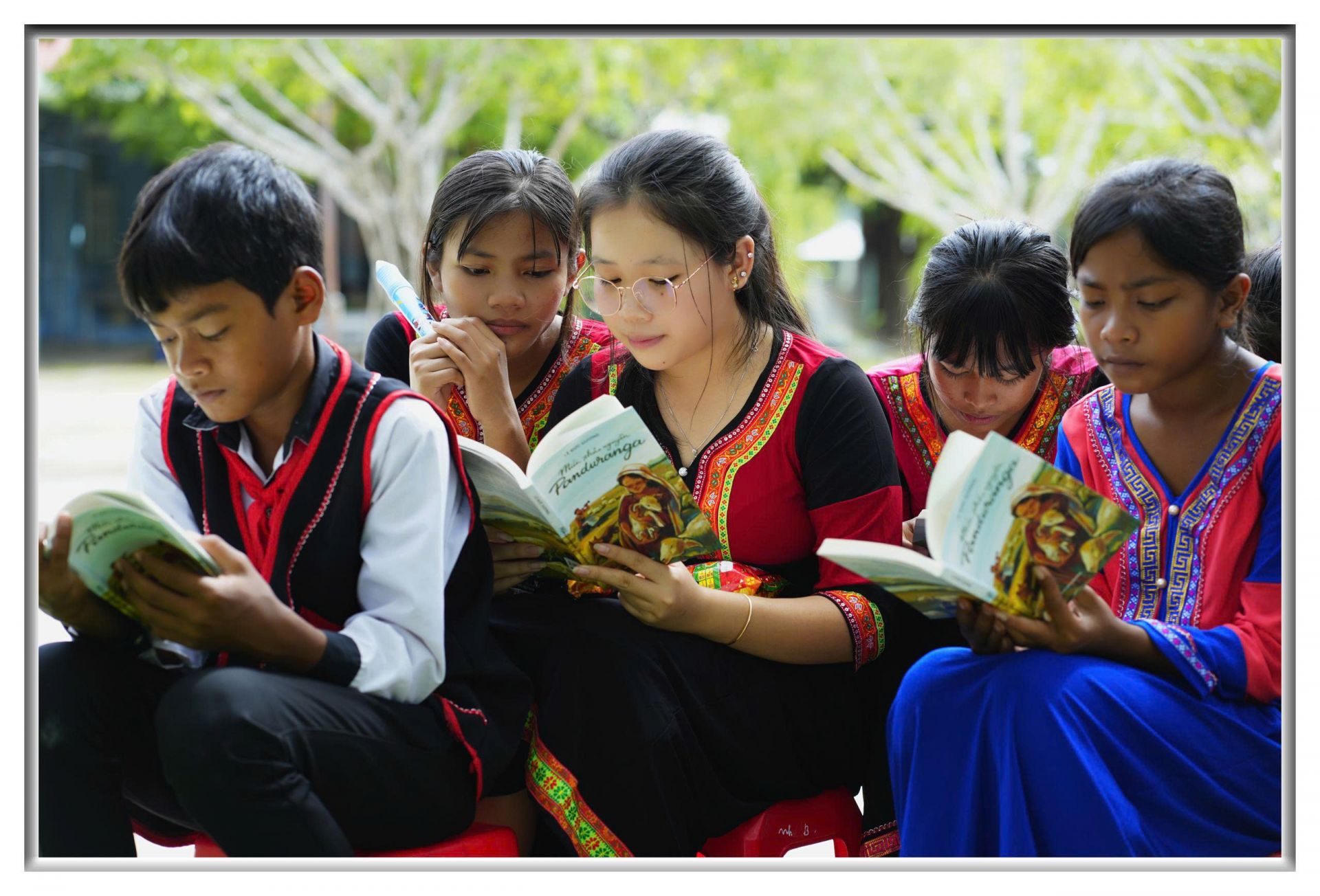 Các bạn  cùng mở trang sách tìm hình ảnh của mình trong sách viết về quê hương Bác Ái.