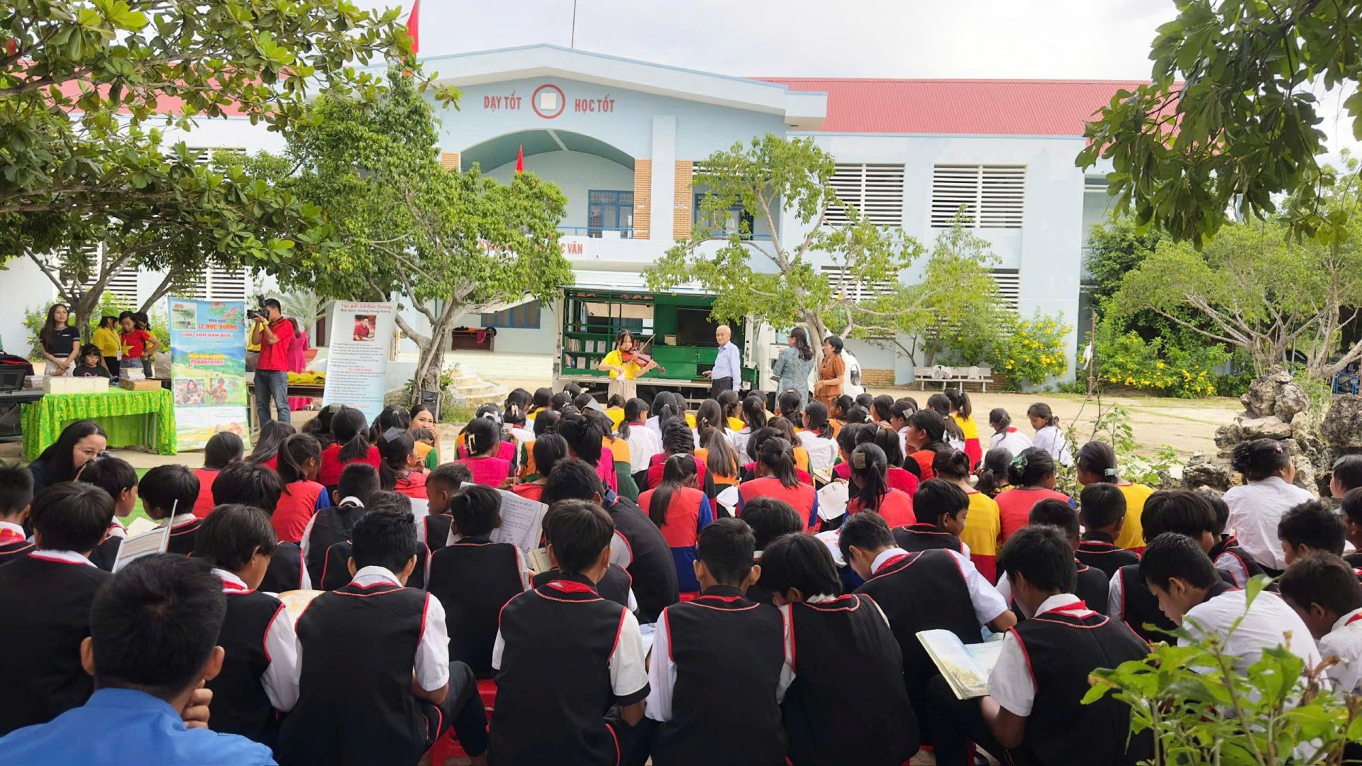 Quang cảnh sân trường ngày hội. 