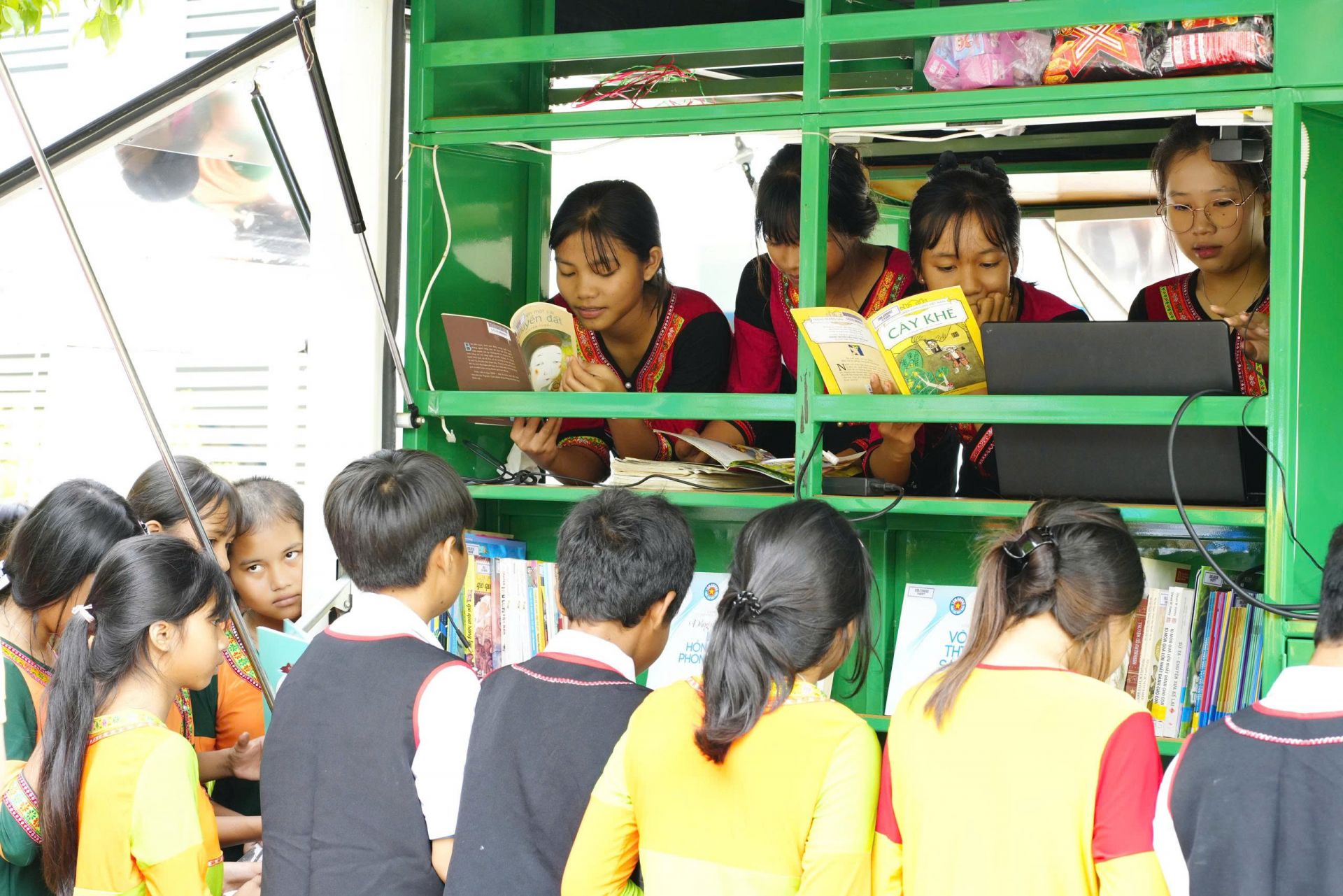 Cùng khám phá trang sách từ thư viện di động.