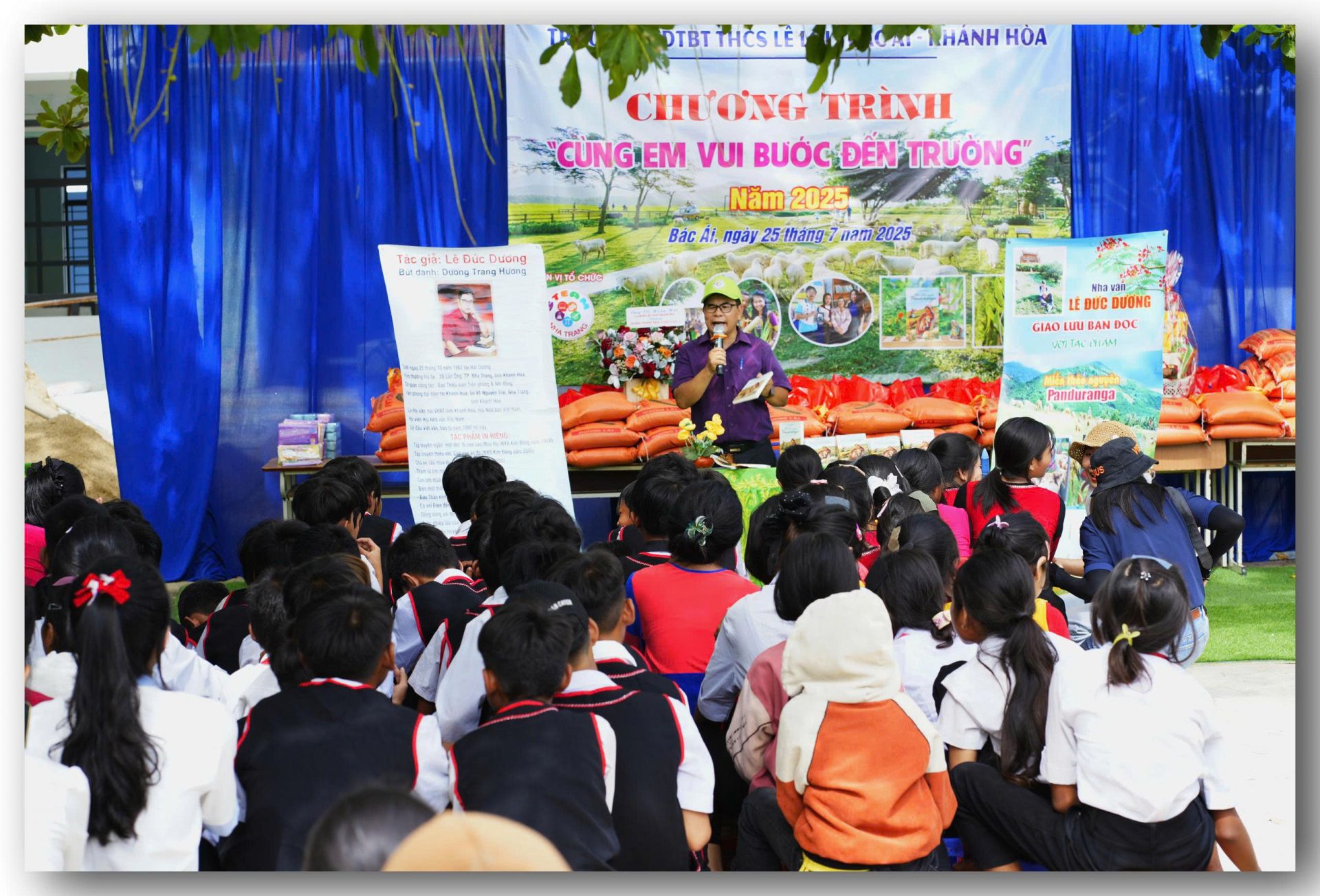 Nhà văn Lê Đức Dương giao lưu với các bạn về cuốn sách viết về quê hương Bác Ái.