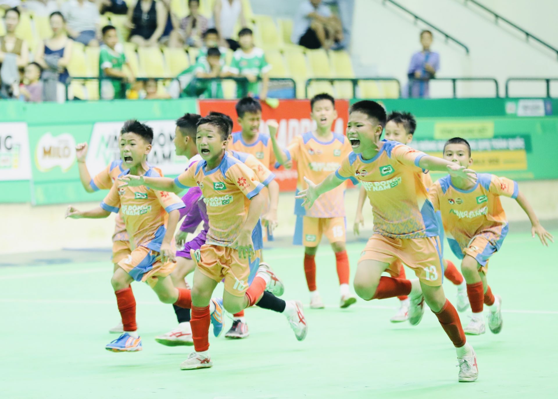 U11 Lạng Sơn vui mừng giành vé bán kết sau khi đánh bại U11 Nam Định U11 Lạng Sơn vui mừng giành vé bán kết sau khi đánh bại U11 Nam Định