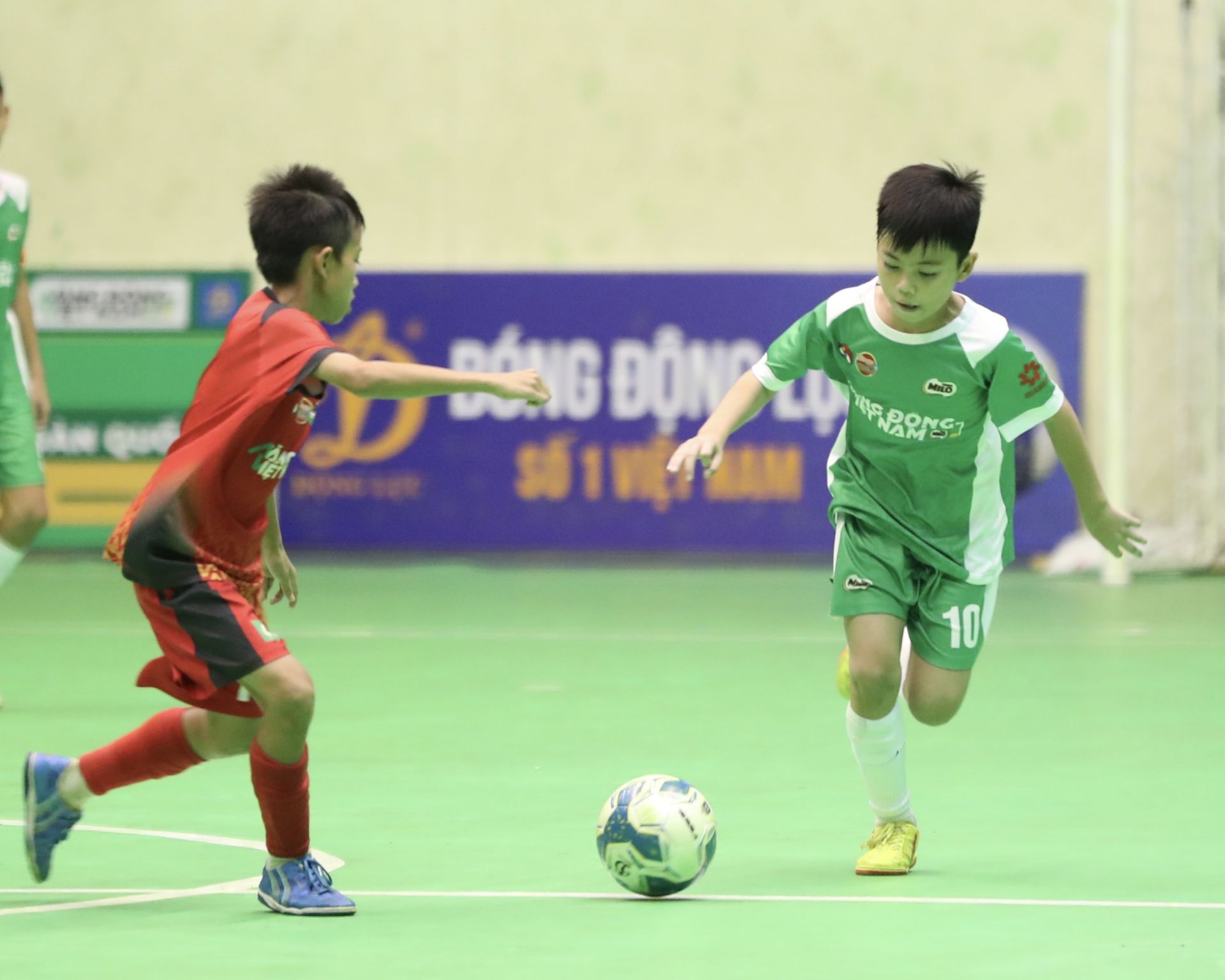 U11 Hưng Yên (xanh lá) đối đầu với U11 Lạng Sơn tại bán kết 1 U11 Hưng Yên (xanh lá) đối đầu với U11 Lạng Sơn tại bán kết 1