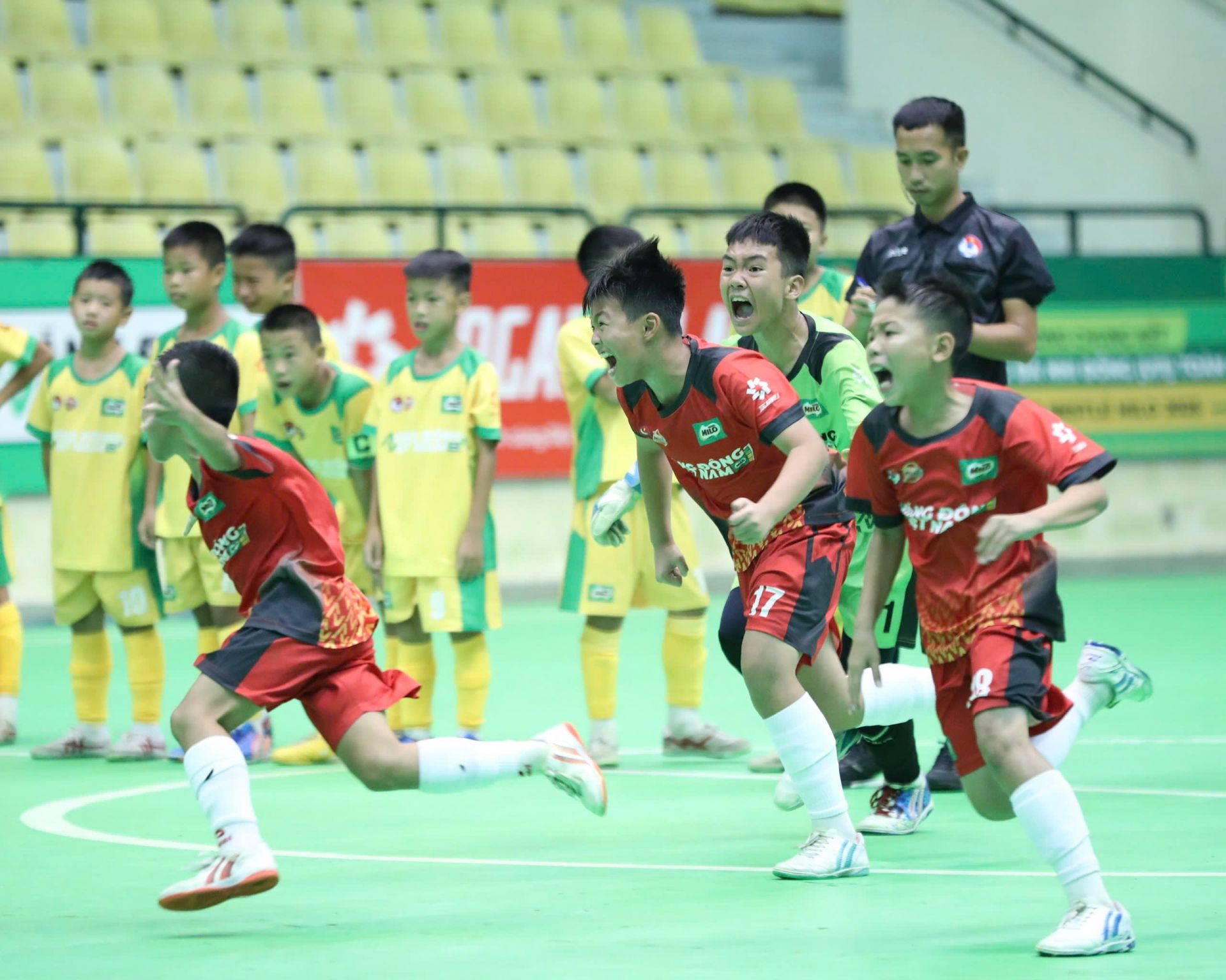 Các cầu thủ U11 Hưng Yên vỡ oà cảm xúc sau khi đánh bại U11 Lạng Sơn trên chấm luân lưu