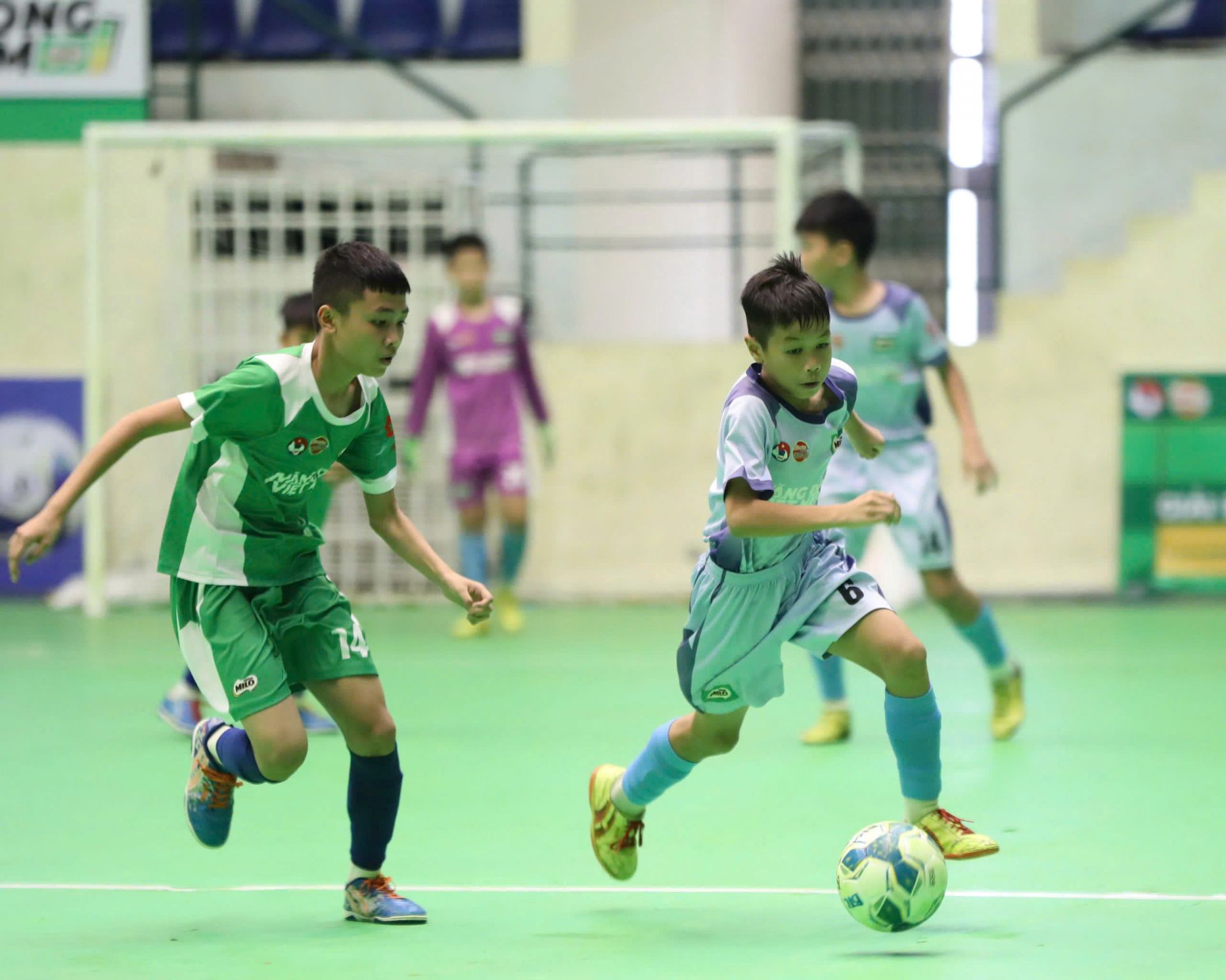 U11 Bắc Ninh (xanh lá) đối đầu U11 Hưng Yên trong trận chung kết