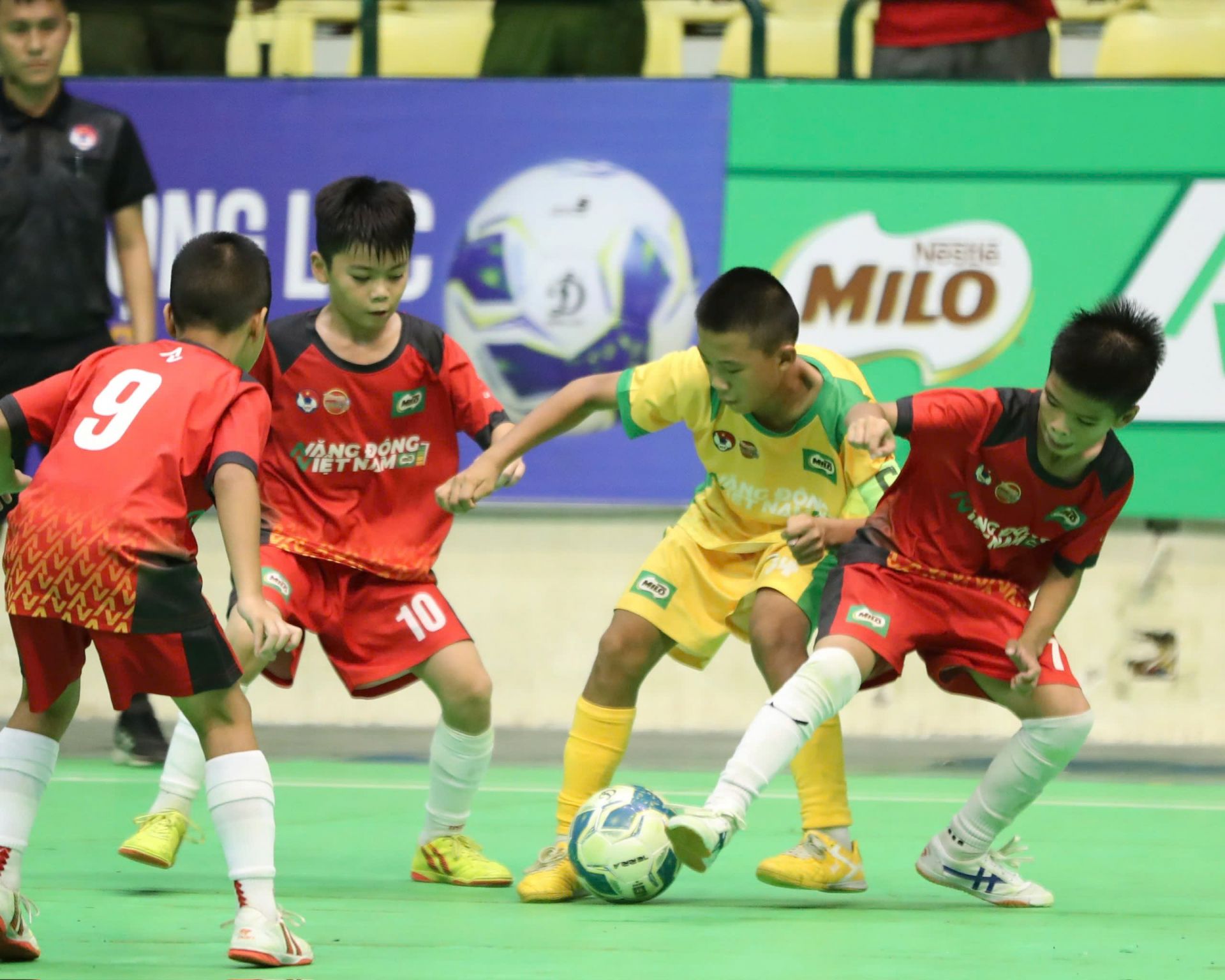 U11 Lạng Sơn (vàng) nhận giải đồng hạng Ba với U11 Việt Hùng Thanh Hoá