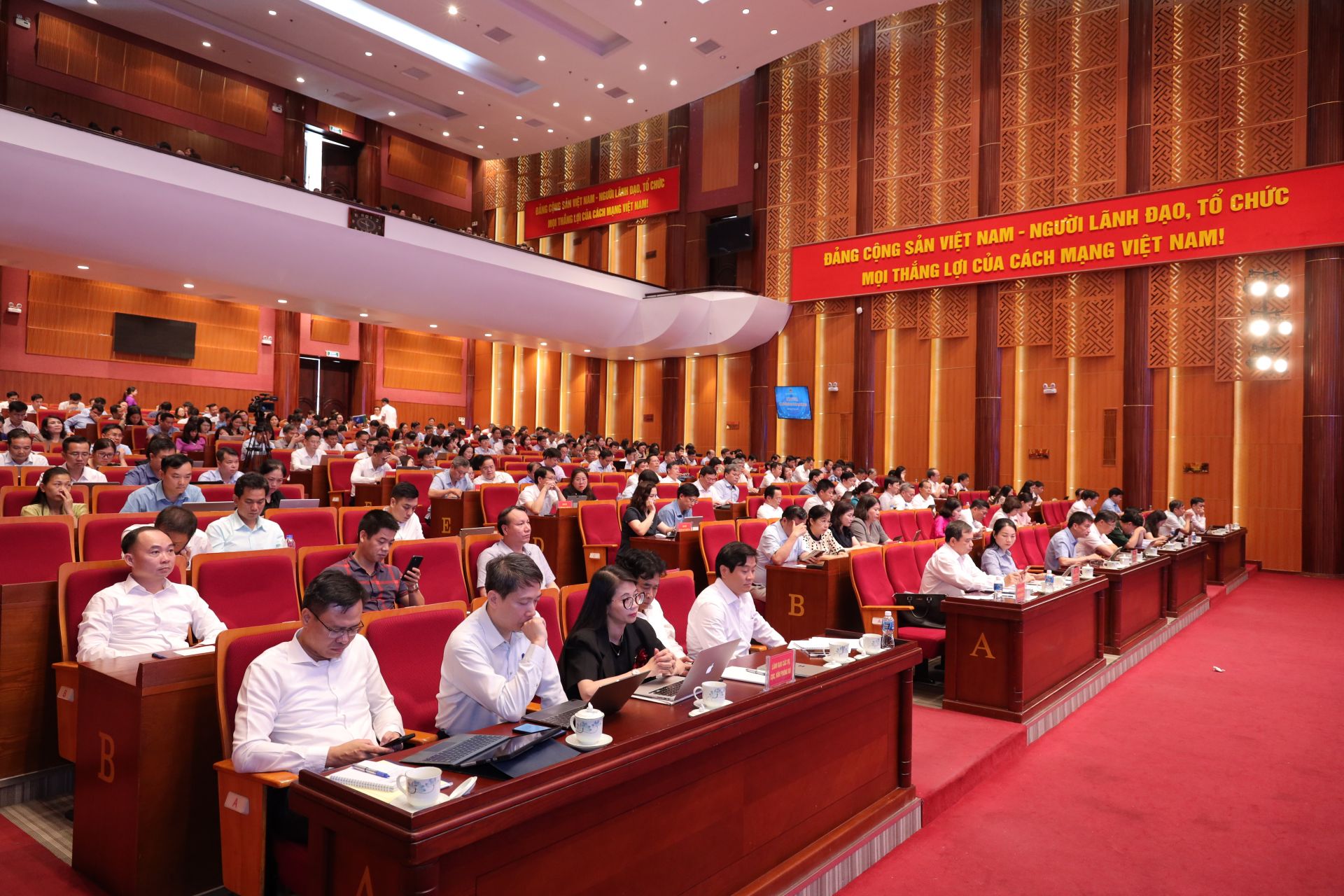 Vấn đề về phòng học cho học sinh nhận được sự quan tâm lớn trong ngày thứ 2 của hội nghị