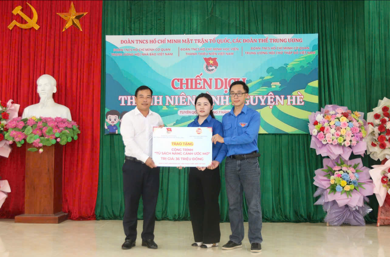 Đoàn TNCS Hồ Chí Minh, Mặt trận Tổ quốc và các đoàn thể Trung ương phối hợp Báo Thiếu niên Tiền phong và Nhi đồng trao tặng công trình “Tủ sách nâng cánh ước mơ” trị giá 36 triệu đồng Đoàn TNCS Hồ Chí Minh, Mặt trận Tổ quốc và các đoàn thể Trung ương phối hợp Báo Thiếu niên Tiền phong và Nhi đồng trao tặng công trình “Tủ sách nâng cánh ước mơ” trị giá 36 triệu đồng