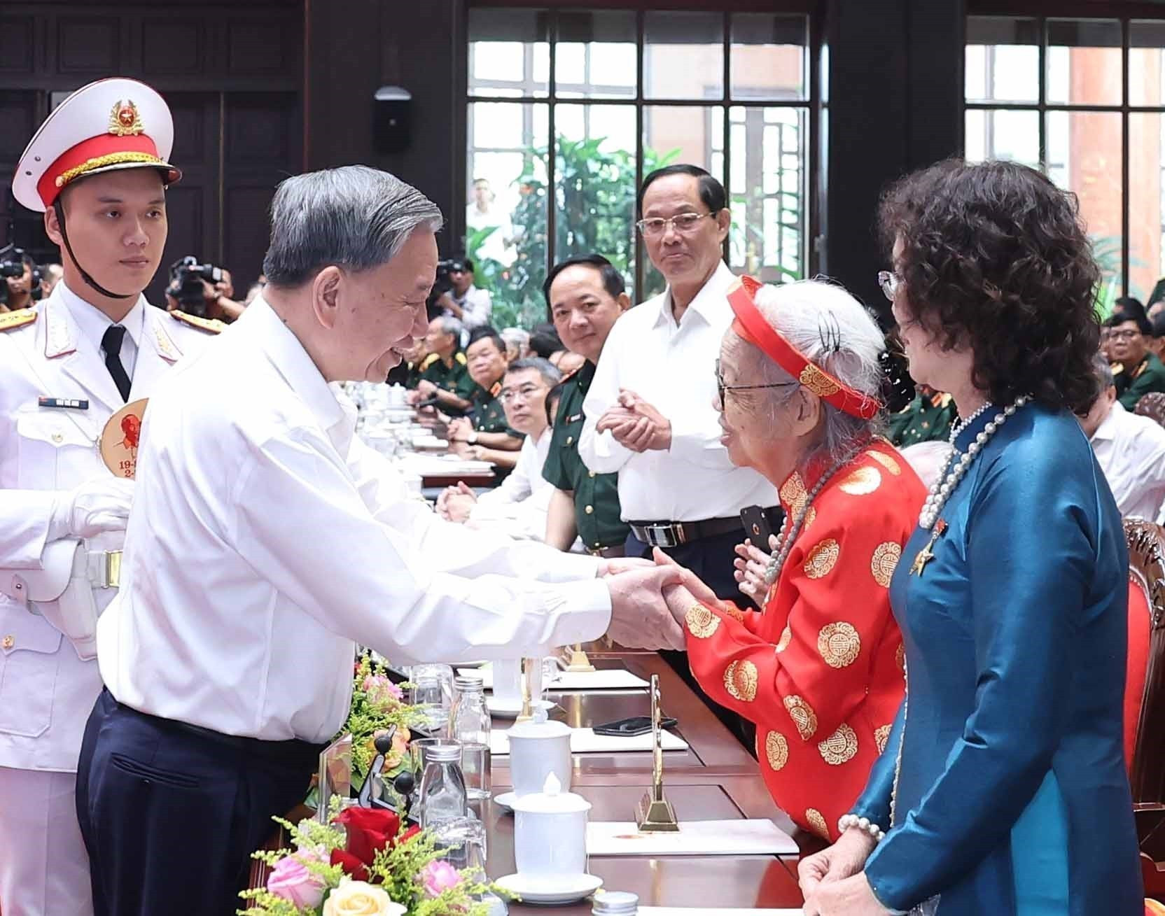 Tổng Bí thư Tô Lâm gặp mặt đại biểu có công với cách mạng