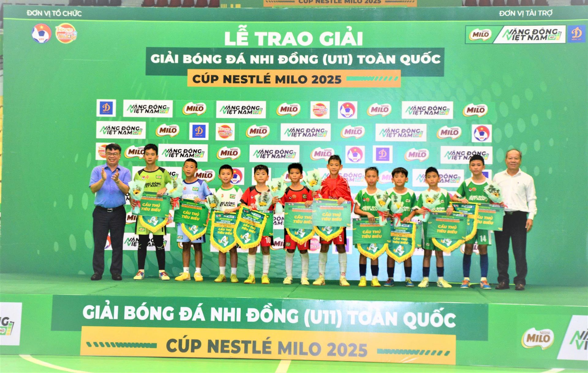 Ban tổ chức trao danh hiệu cá nhân cho các cầu thủ Ban tổ chức trao danh hiệu cá nhân cho các cầu thủ